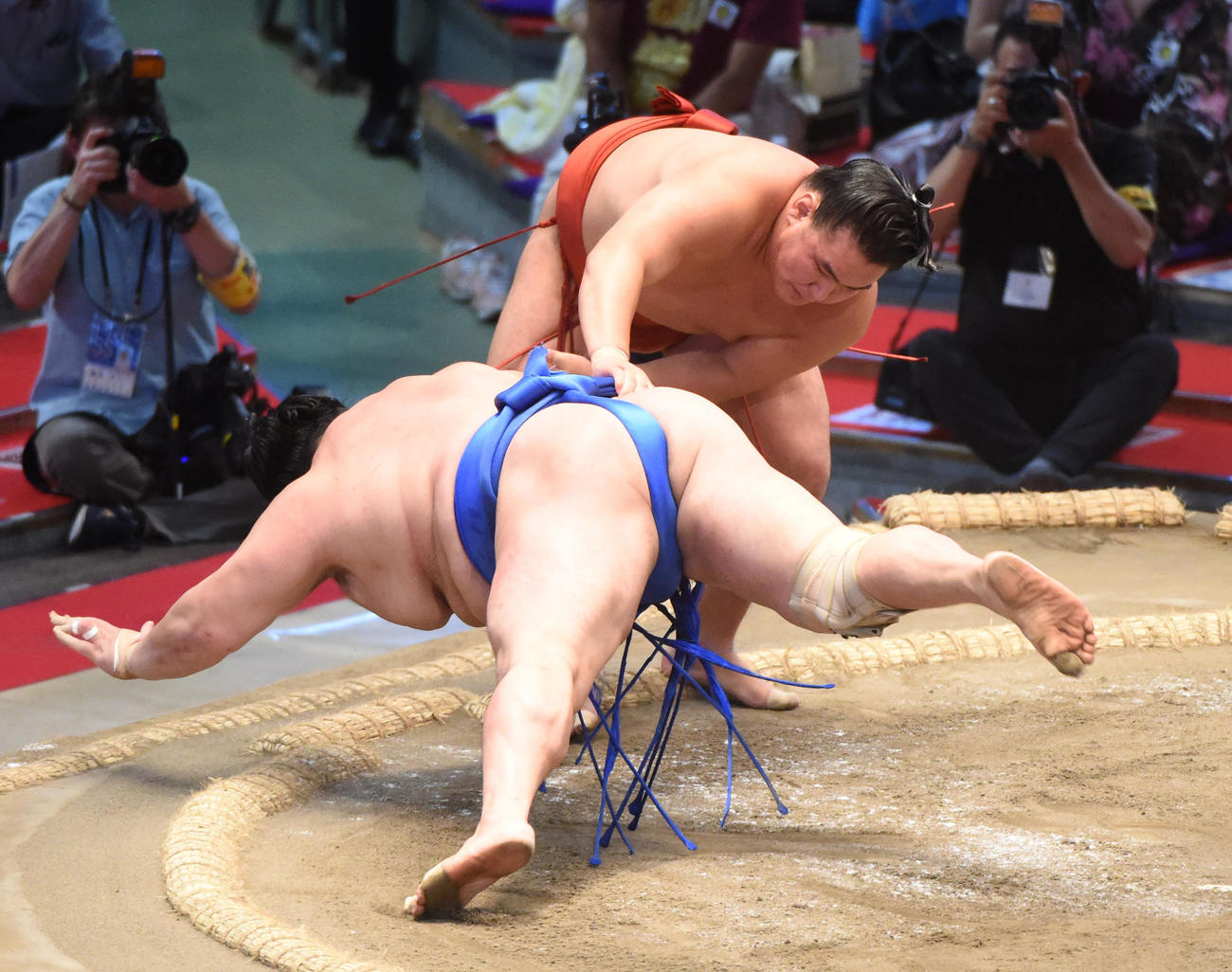 豊昇龍（奥）は北勝富士をはたき込みで破る（撮影・森本幸一）