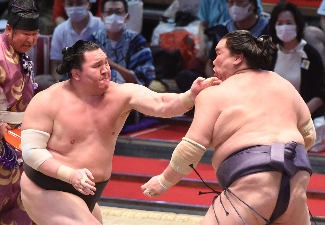 立ち合いで照ノ富士（右）に張り手をかます白鵬（撮影・森本幸一）