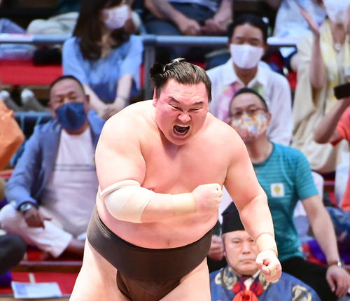 北の富士氏 えげつない 白鵬立ち合い肘打ち 鬼の形相でガッツポーズも 大相撲写真ニュース 日刊スポーツ