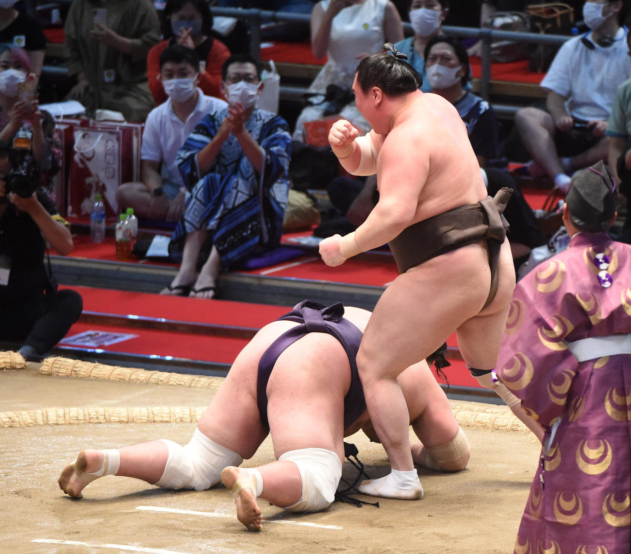 大相撲名古屋場所千秋楽　白鵬（右）は照ノ富士を小手投げで破る（撮影・森本幸一）