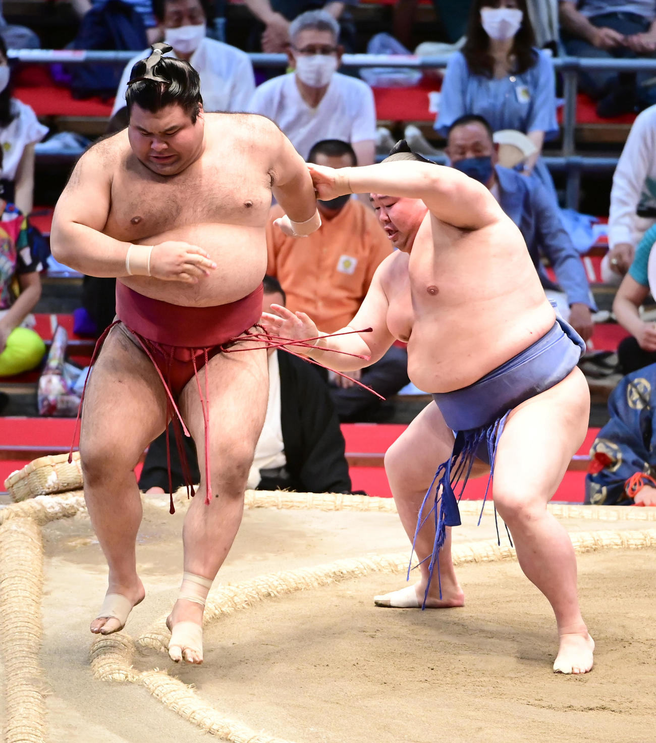 正代（右）は高安を送り出しで破る（撮影・小沢裕）