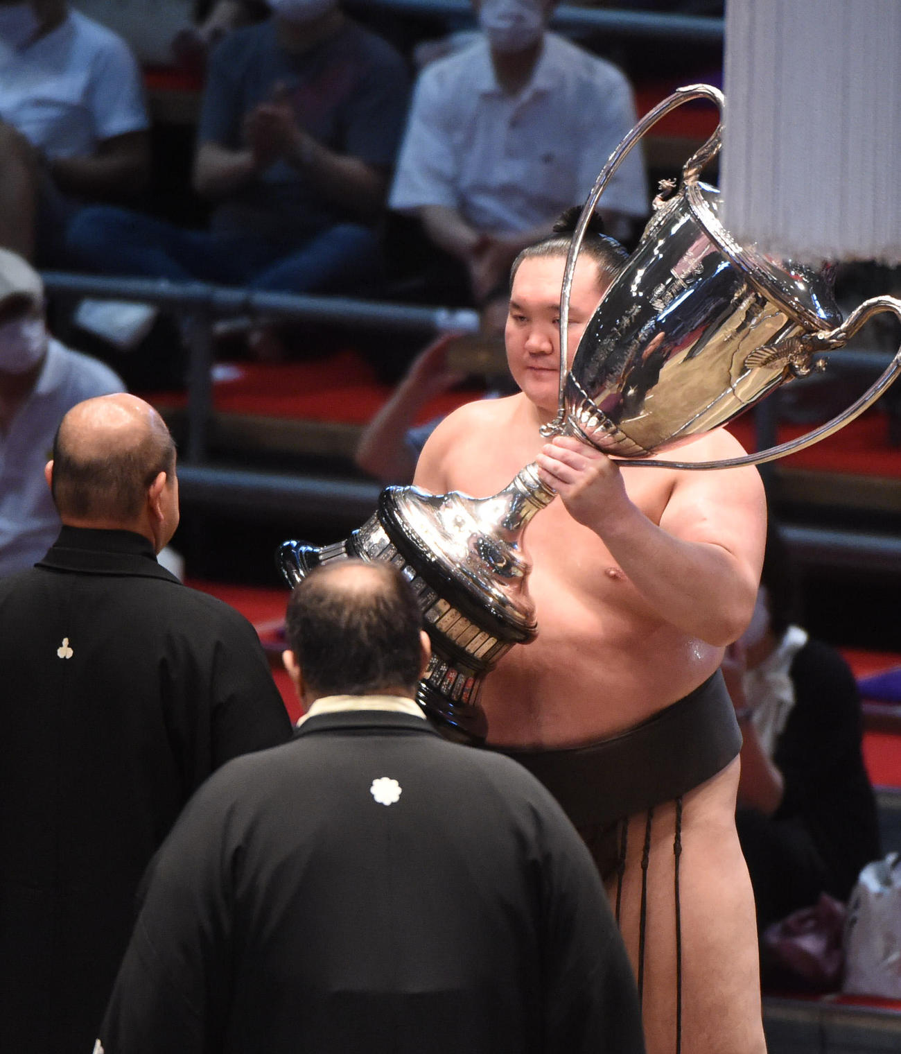 大相撲名古屋場所千秋楽　優勝賜杯を手にする白鵬（撮影・森本幸一）