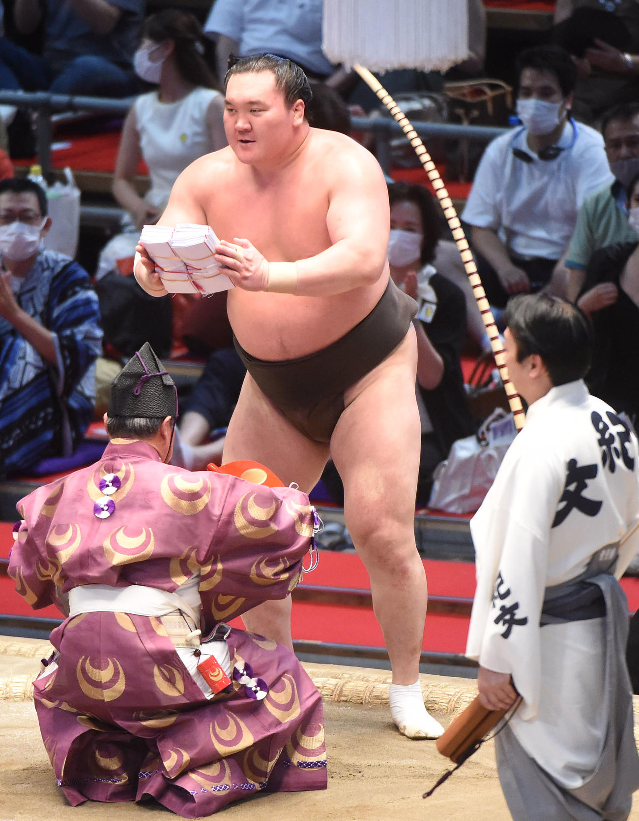大相撲名古屋場所千秋楽　懸賞を手にする白鵬（撮影・森本幸一）