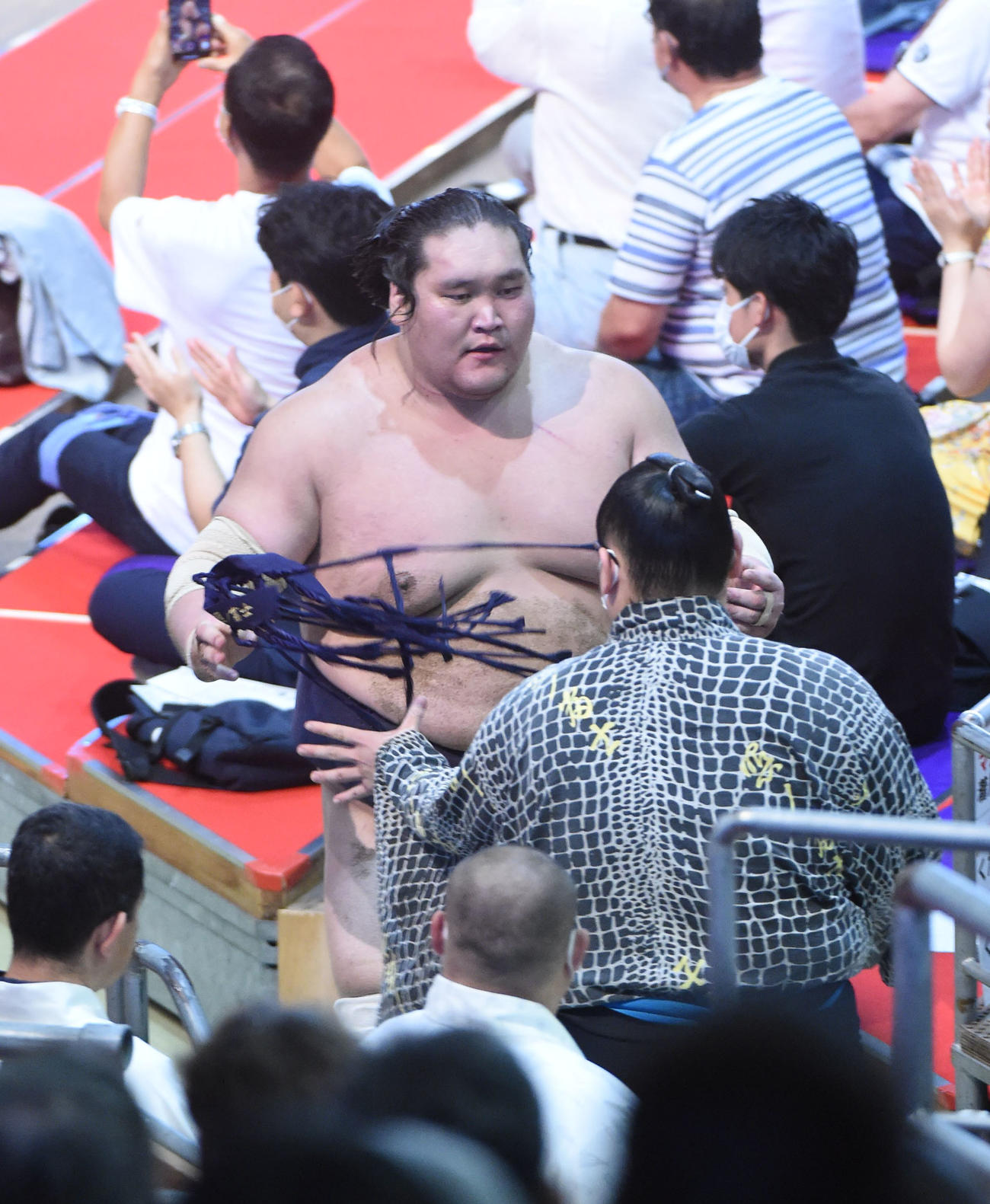 大相撲名古屋場所千秋楽　白鵬に敗れ悔しそうな表情で引き揚げる照ノ富士（撮影・森本幸一）