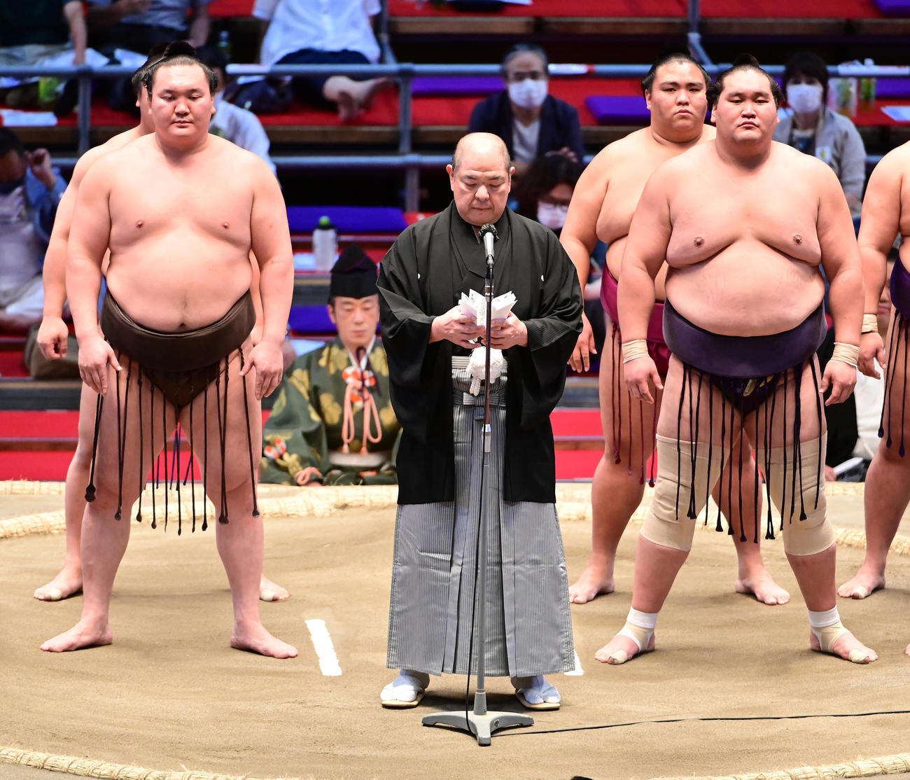 協会あいさつに臨む八角理事長（中央）。前列左から白鵬、1人おいて照ノ富士、後列右は御嶽海（撮影・小沢裕）