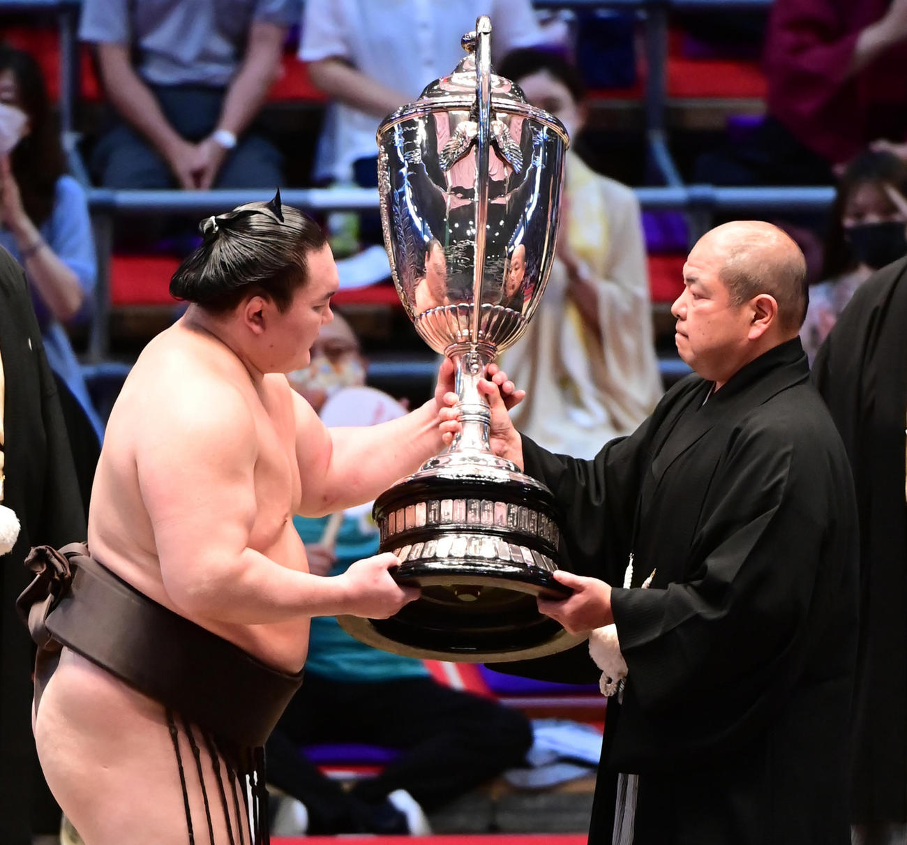 白鵬（左）に賜杯を贈呈する八角理事長（撮影・小沢裕）