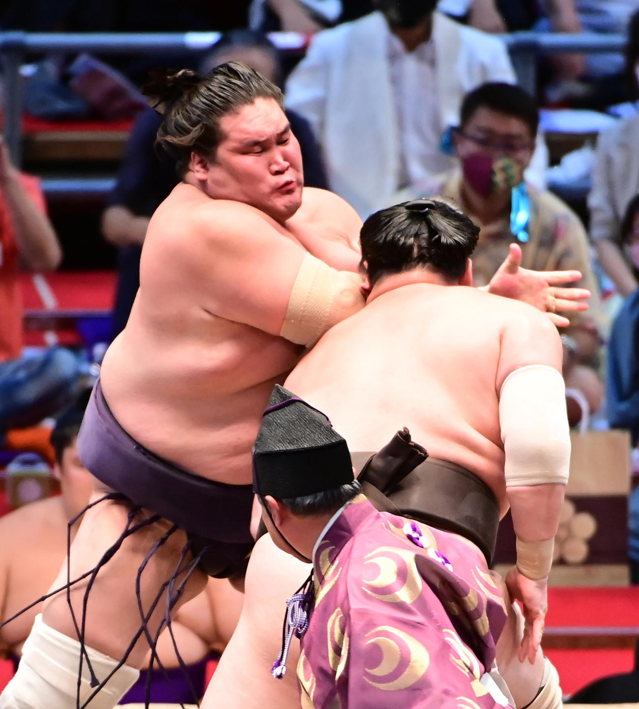 白鵬（右）に張り手を浴びせる照ノ富士（撮影・小沢裕）