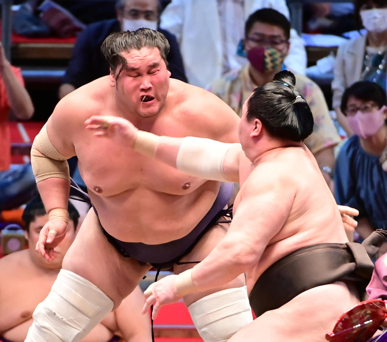 照ノ富士（左）に張り手を浴びせる白鵬（撮影・小沢裕）