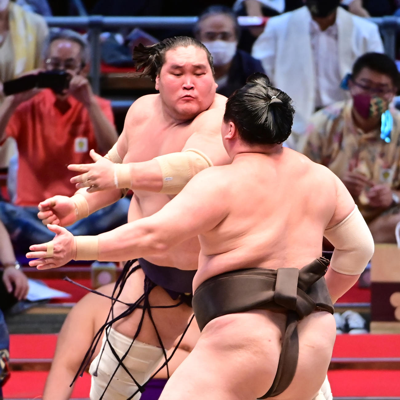 互いに張り手を浴びせ合う照ノ富士（左）と白鵬（撮影・小沢裕）