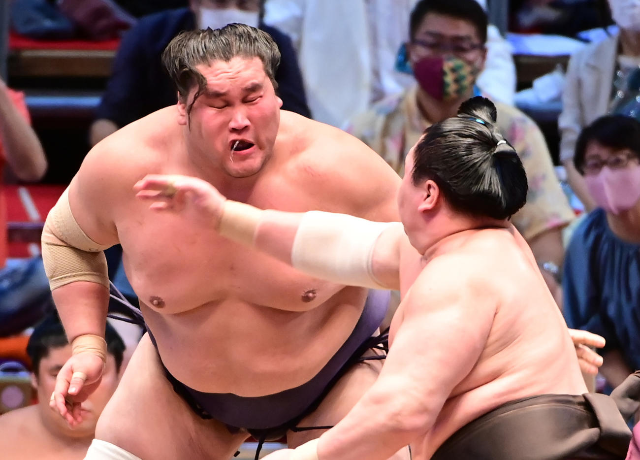18日、照ノ富士（左）に張り手を浴びせる白鵬