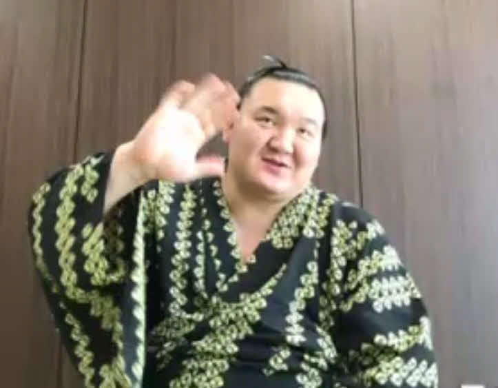 45度目の優勝を果たした名古屋場所千秋楽から一夜明けてリモートでの会見に出席し、会見を終えて報道陣に手を振る白鵬