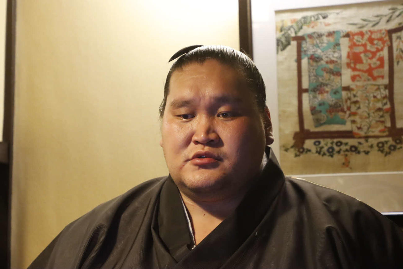 横綱昇進が事実上決まり、会見に臨む照ノ富士