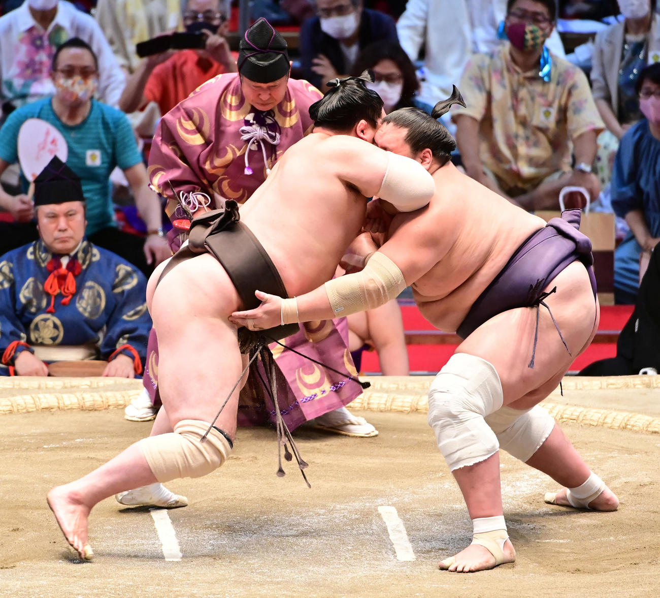 名古屋場所千秋楽、立ち合いで白鵬（左）のかち上げを食らう照ノ富士（2021年7月18日撮影）