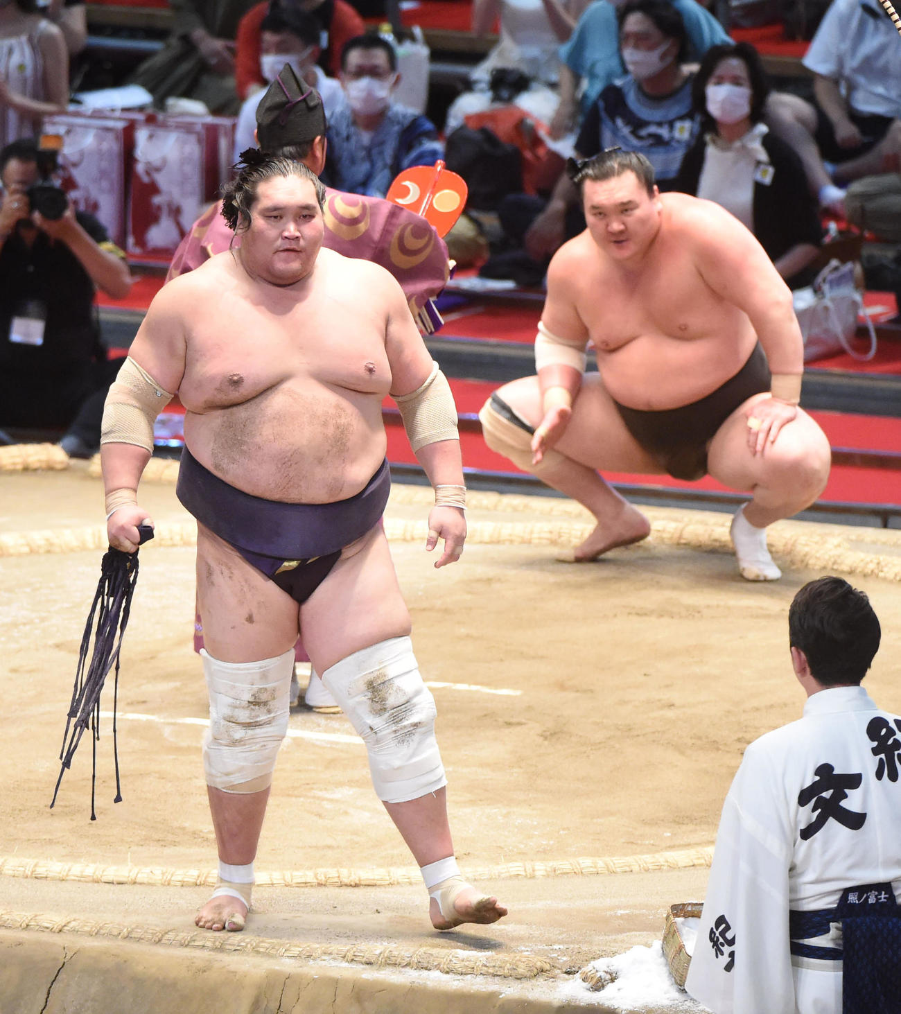 7月18日、白鵬（奥）に敗れ悔しそうな表情で引き揚げる照ノ富士（手前）