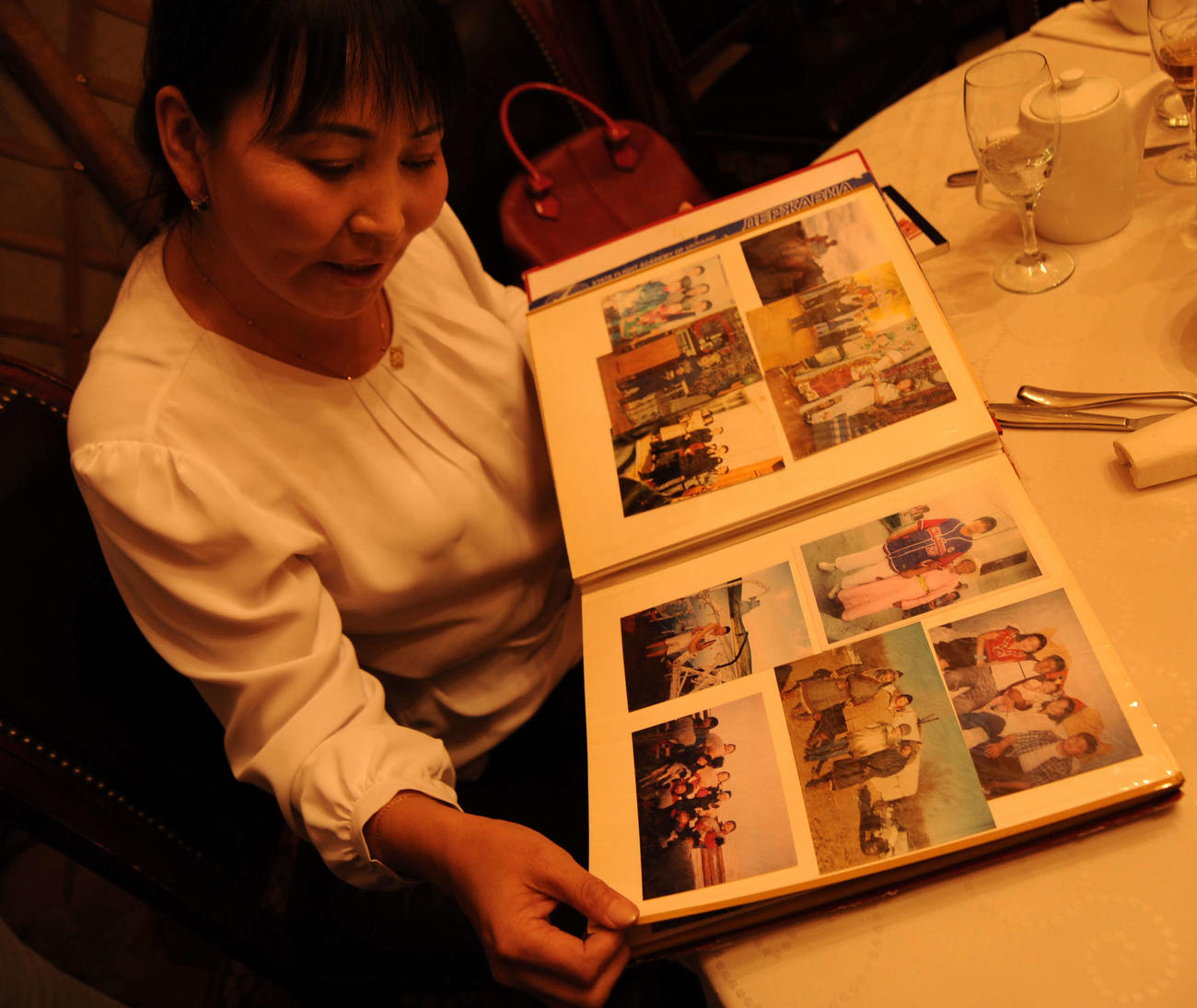 アルバムを懐かしそうに眺める照ノ富士の母オヨンエルデネさん（2015年10月6日撮影）
