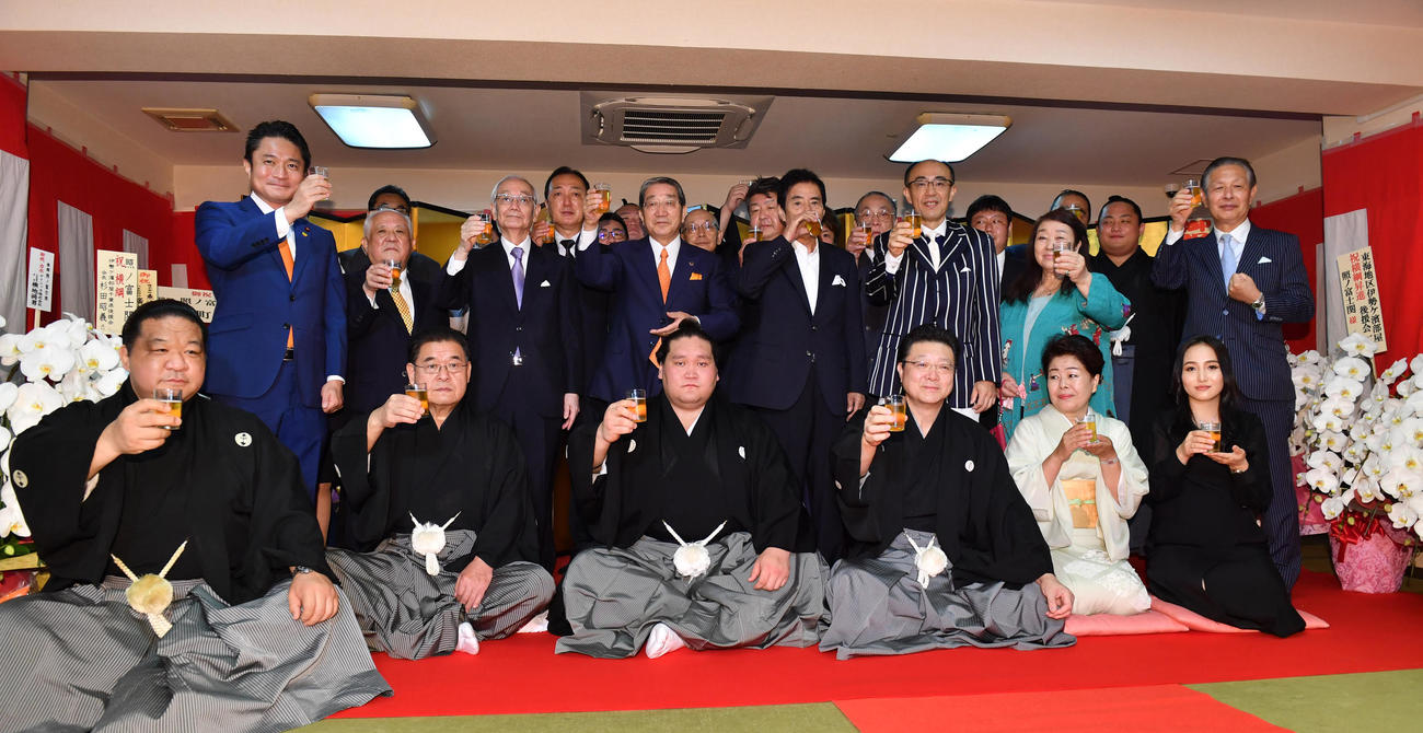 伝達式後、乾杯する新横綱照ノ富士（左から3人目）と右端はツェグメド・ドルジハンド夫人（撮影・柴田隆二）