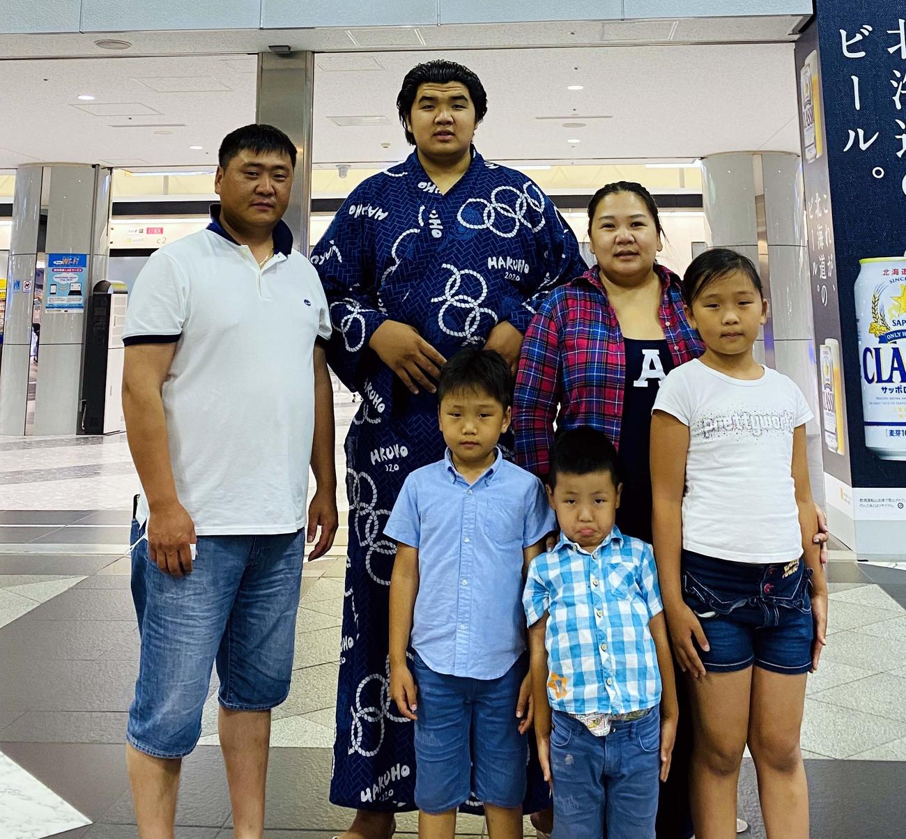 昨夏の序の口優勝後、北海道に帰省した際の北青鵬（中央）と家族。左端が父エルデンビレグさん、中央右が母バルハスさん。前列は北青鵬のきょうだい（父エルデンビレグ・エンフテブシンさん提供）