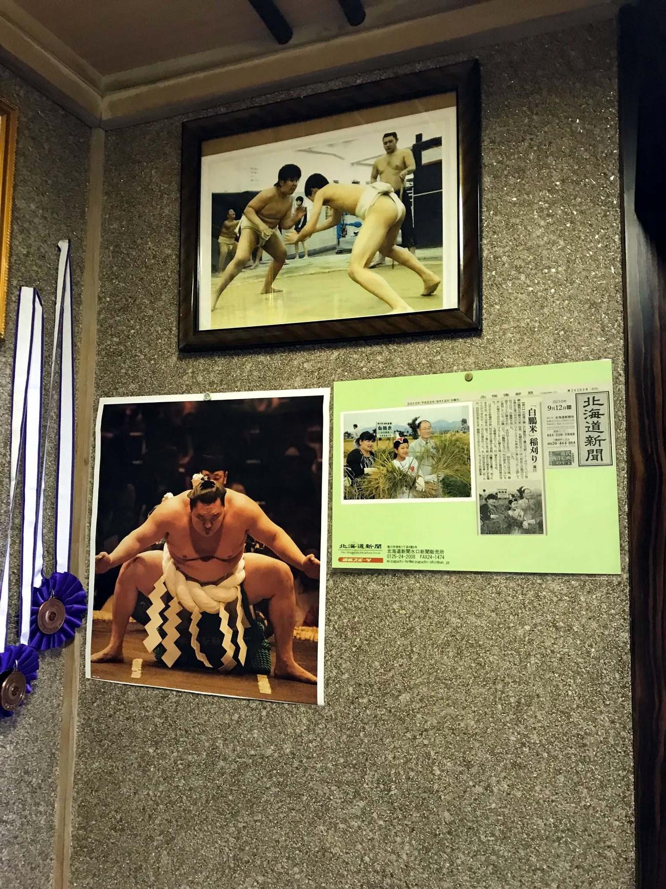 雨竜町の実家には子どもの頃の北青鵬（上）と、横綱白鵬（下）の写真が飾られている（撮影・永野高輔）