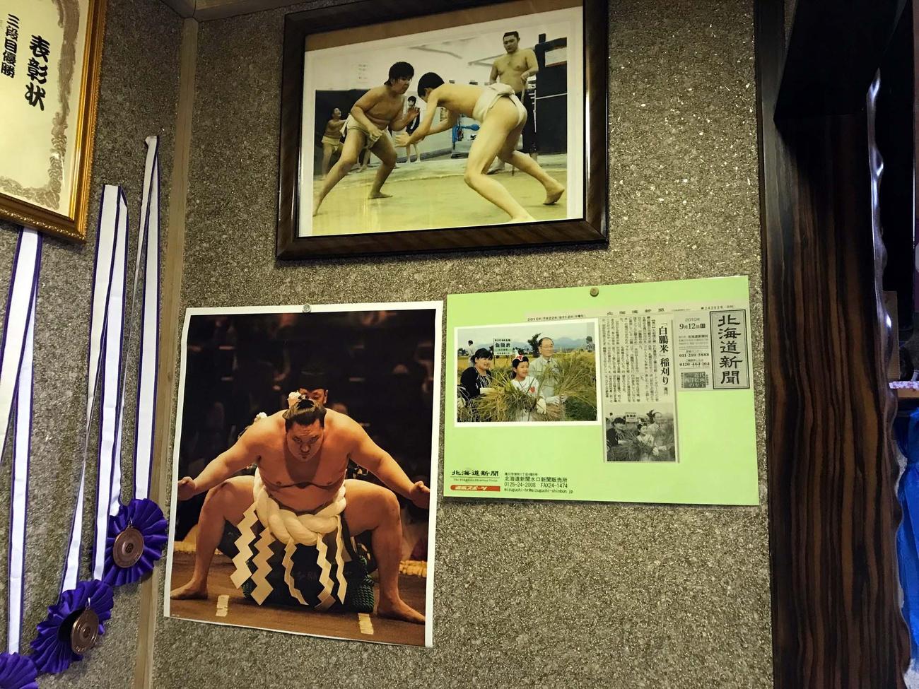 雨竜町の実家には子どもの頃の北青鵬（上）と、横綱白鵬（下）の写真が飾られている（撮影・永野高輔）