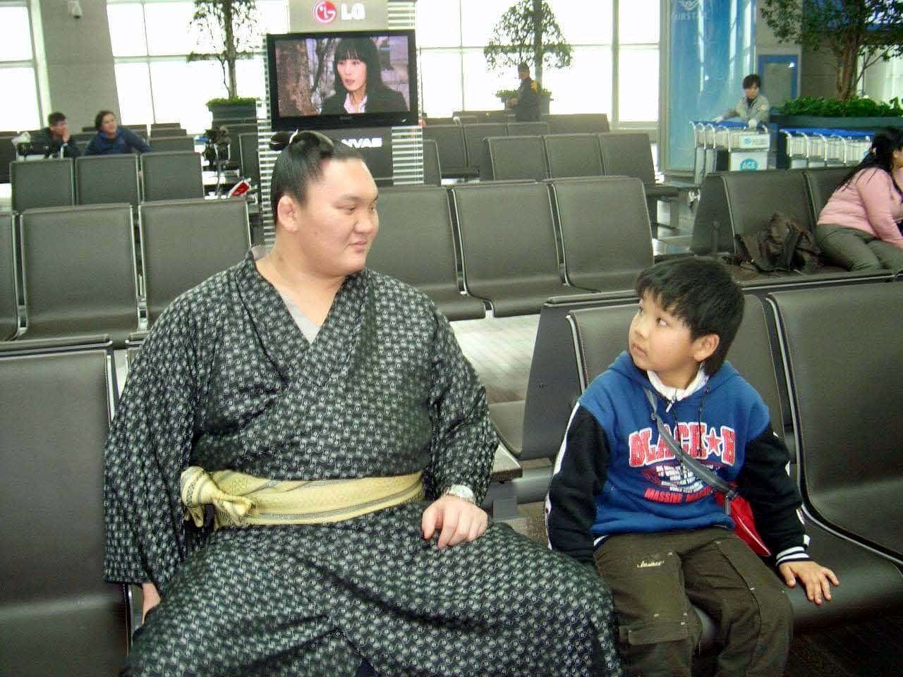 韓国の空港で遭遇した白鵬と話す幼少期の北青鵬（右）（父エルデンビレグ・エンフテブシンさん提供）