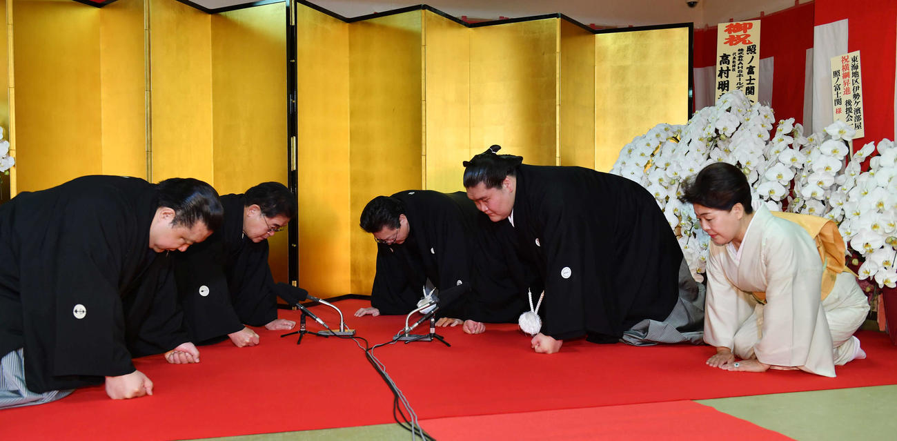 横綱昇進伝達式で口上を述べる新横綱照ノ富士(右中央)、右奥は伊勢ケ浜親方、淳子女将。左から浅香山審判委員、高島理事（撮影・柴田隆二）