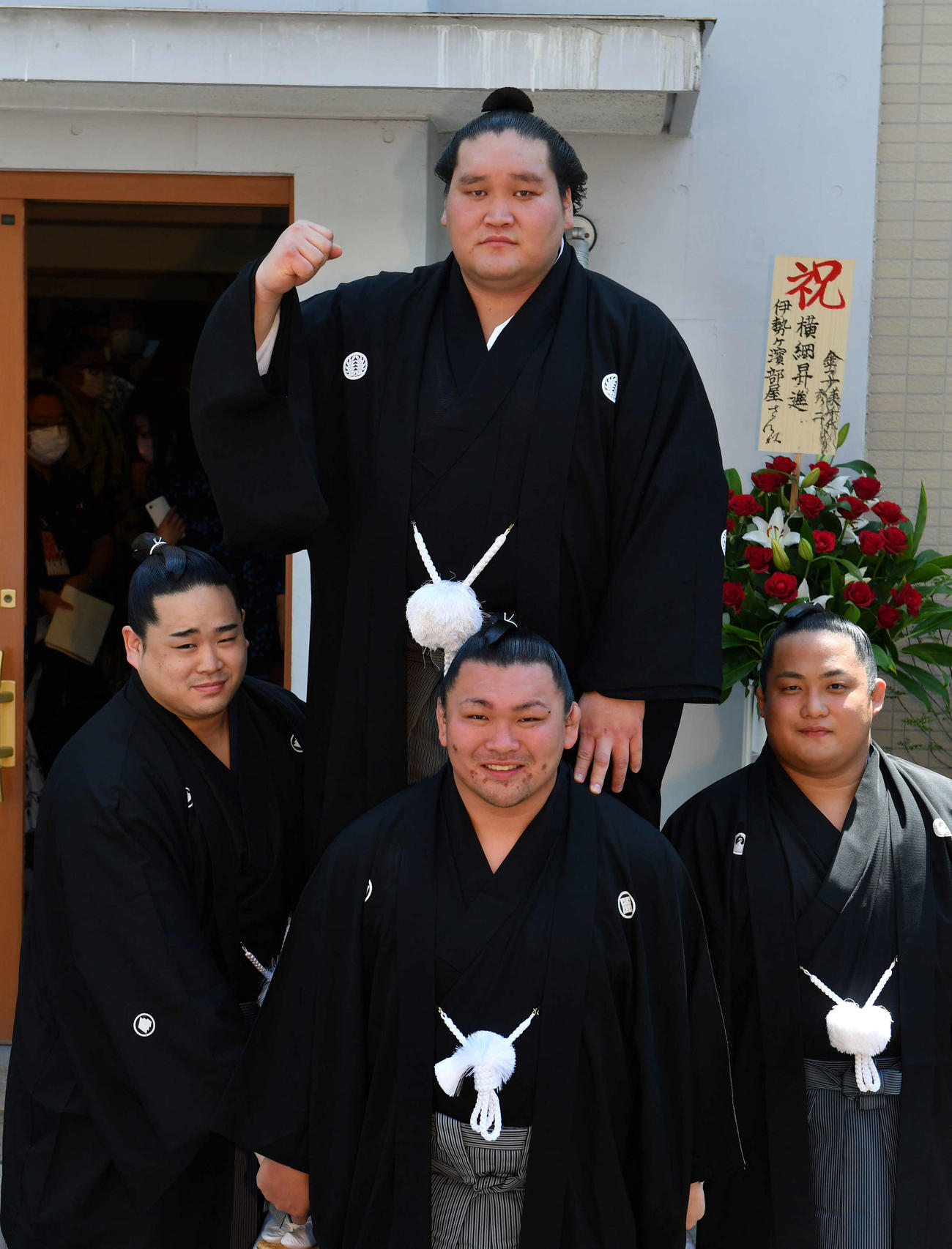 伝達式後、騎馬で祝われる新横綱照ノ富士（上）（撮影・柴田隆二）