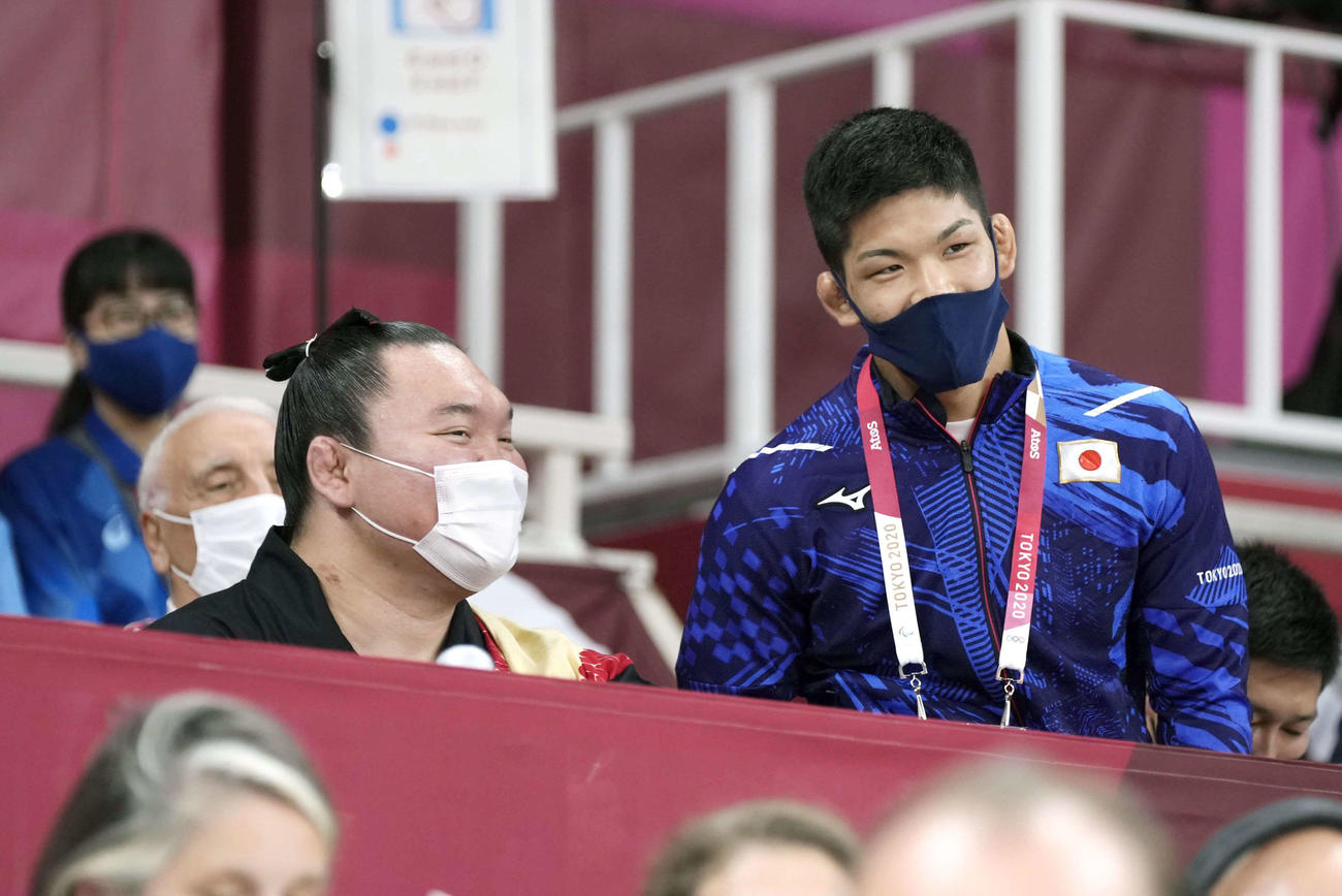 7月27日、柔道会場を訪れ、大野と言葉を交わす大相撲の横綱白鵬（共同）
