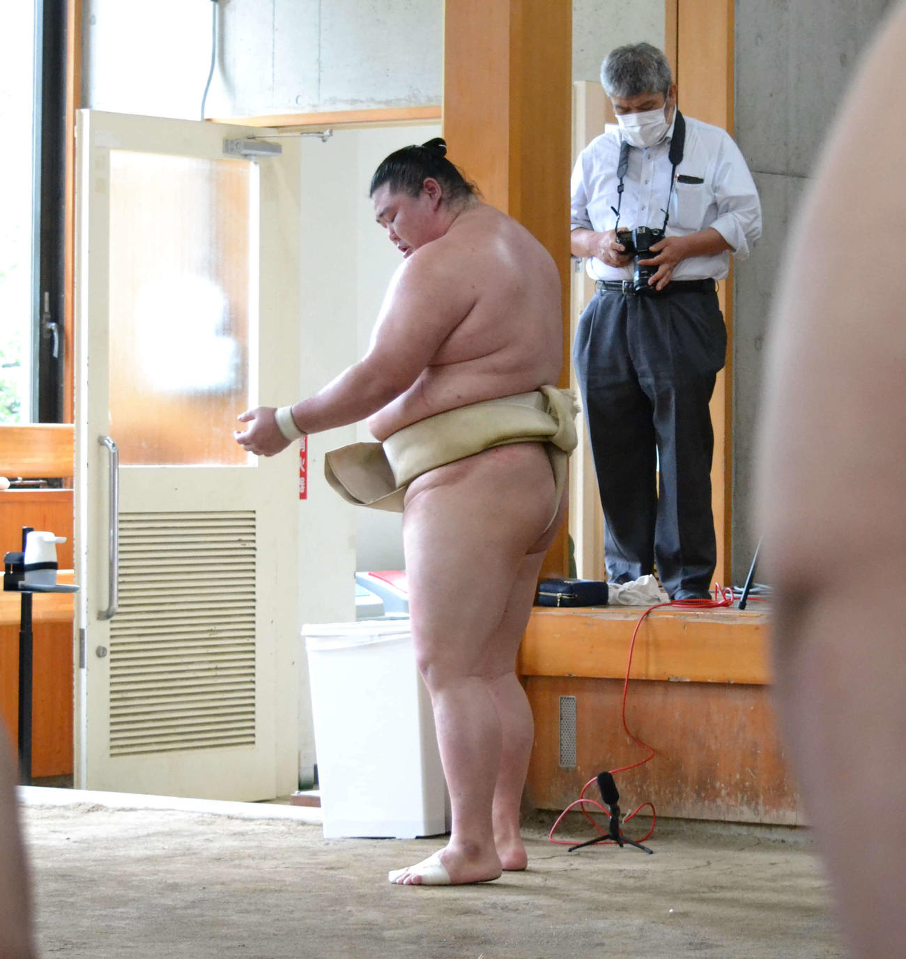 合同稽古で高安との三番稽古中に痛めた左肘を気にする正代（代表撮影）