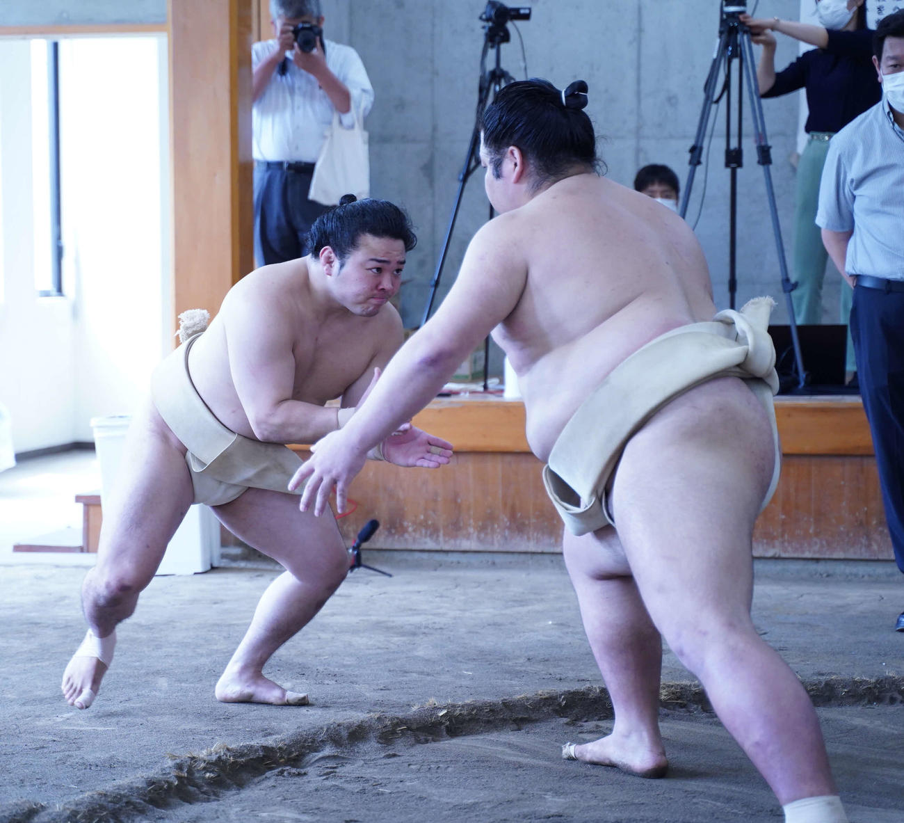 合同稽古でぶつかりを行う炎鵬（左）（代表撮影）