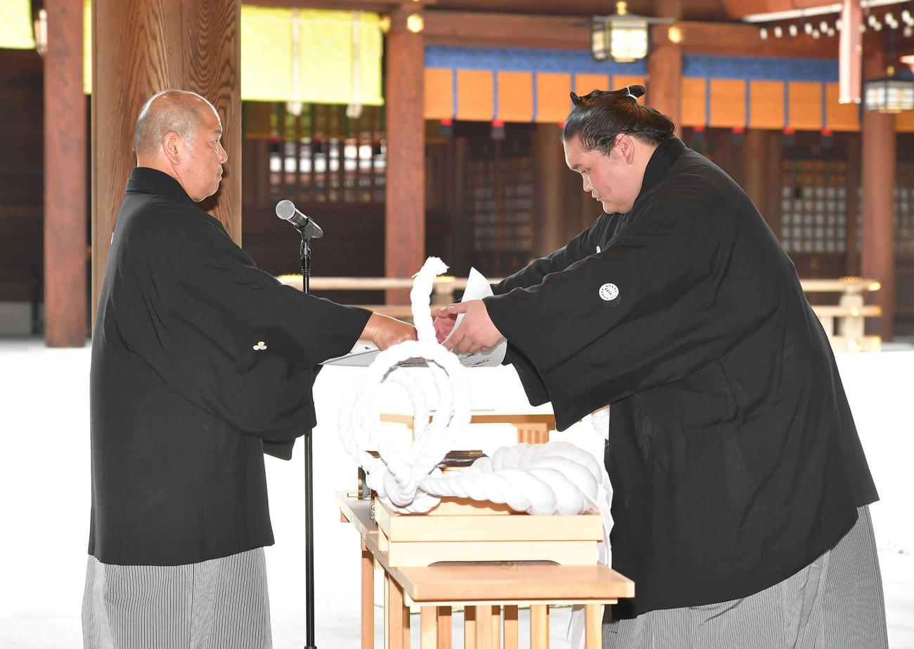 八角理事長（左）から横綱推挙状を受け取る照ノ富士（代表撮影）