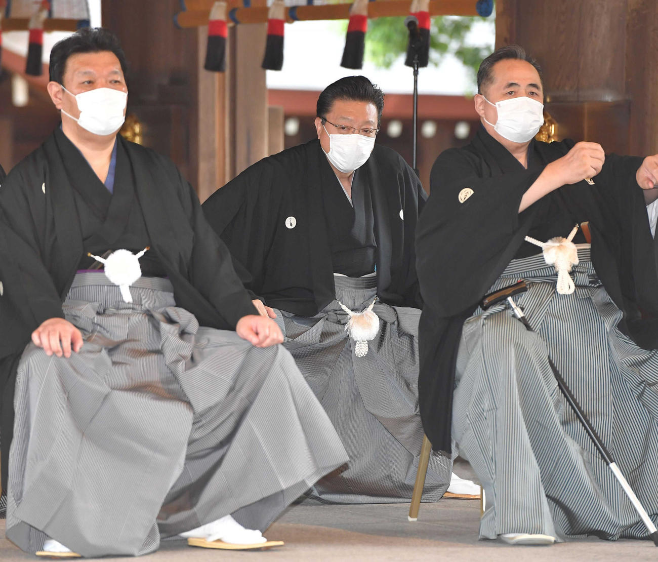 照ノ富士の奉納土俵入りを見守った師匠の伊勢ケ浜親方（中央）（代表撮影）