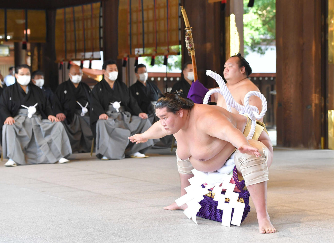 奉納土俵入りで不知火型を披露する横綱照ノ富士。太刀持ち宝富士（代表撮影）