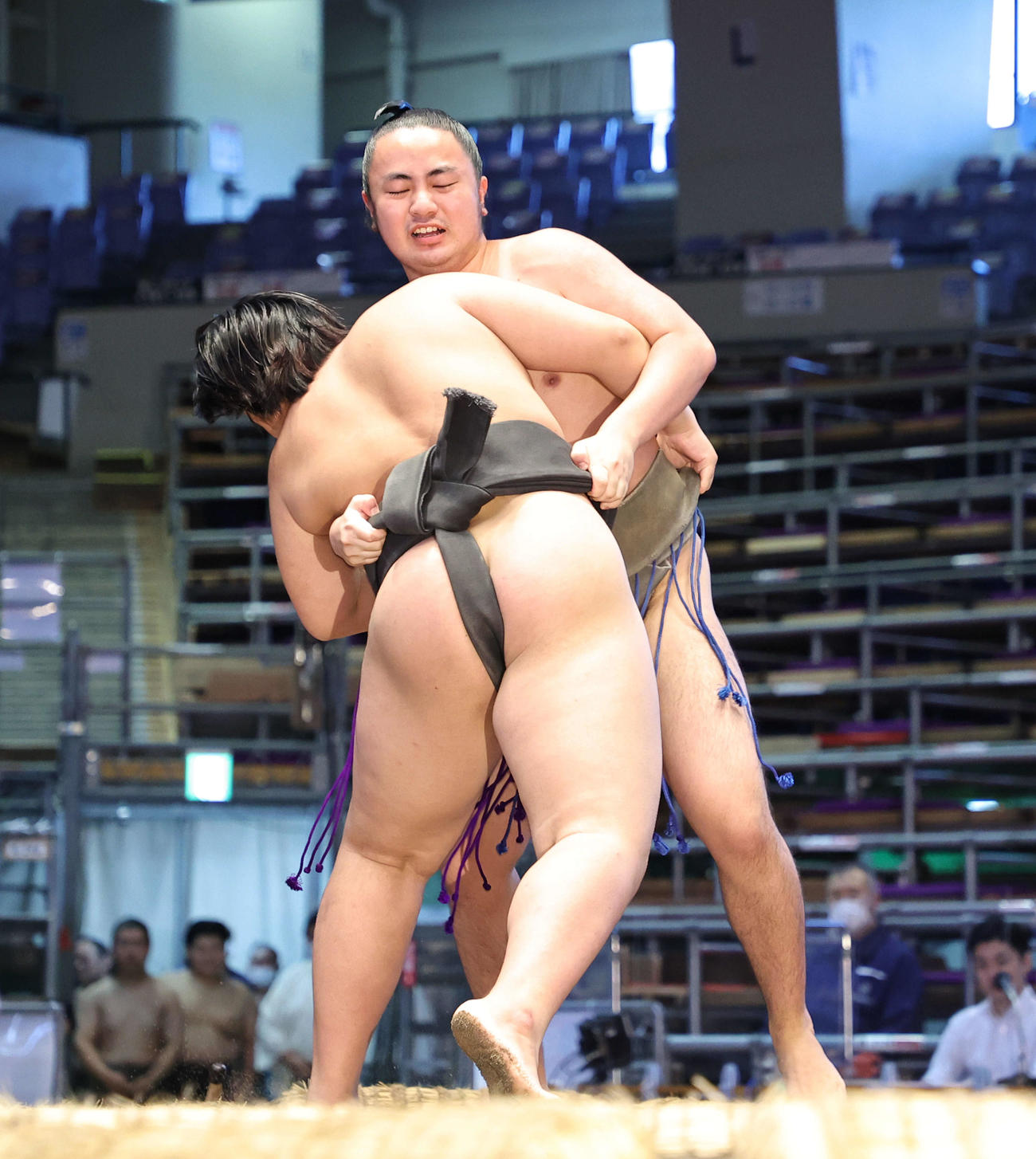 加藤（手前）に寄り切りで敗れる勝南桜（2021年7月13日撮影）