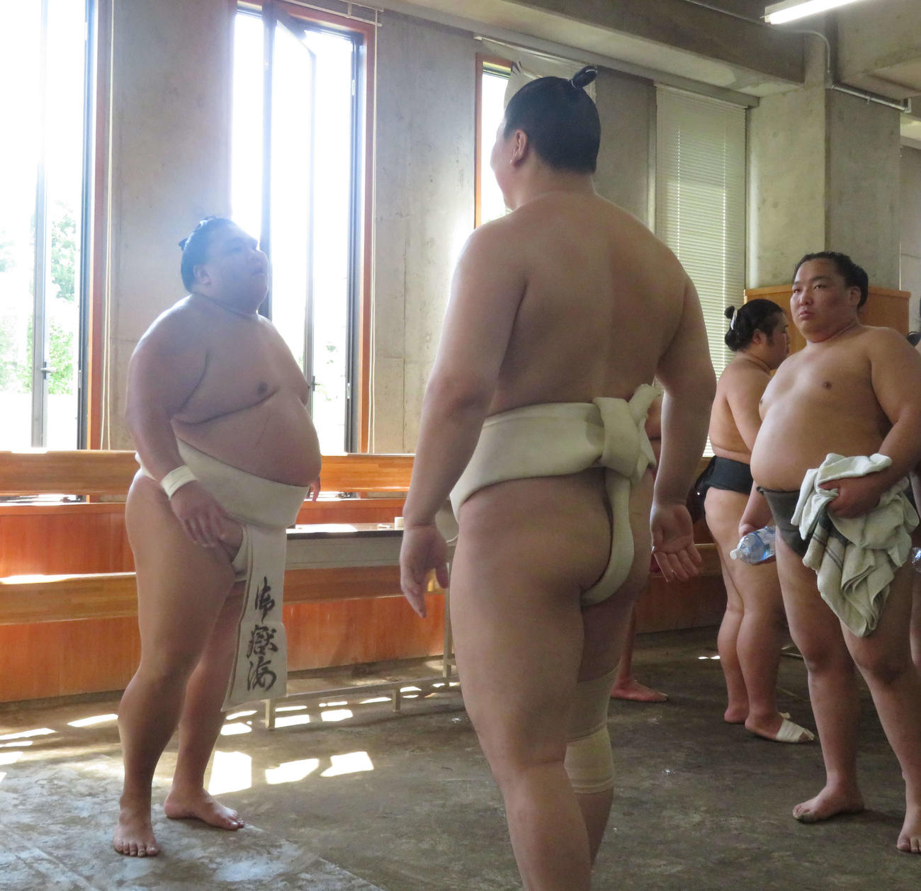 合同稽古で白鵬から助言を受ける御嶽海（左）（代表撮影）