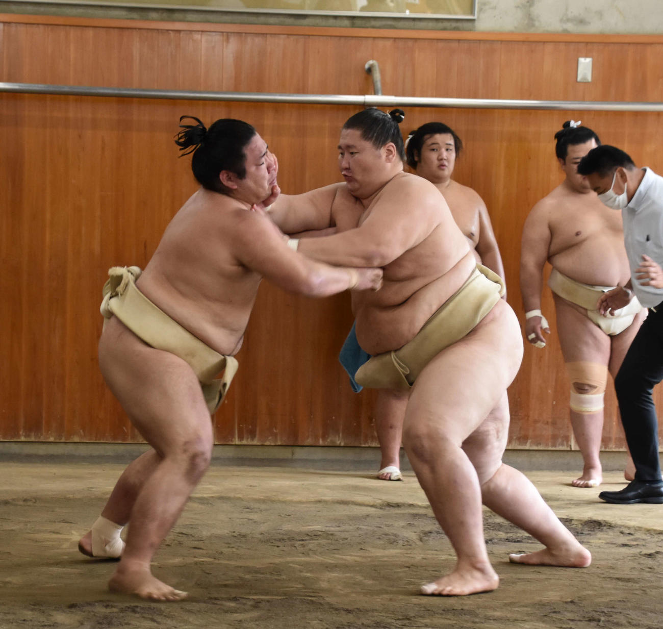 合同稽古で関取衆との申し合いを行う逸ノ城（右）（2021年8月24日撮影）