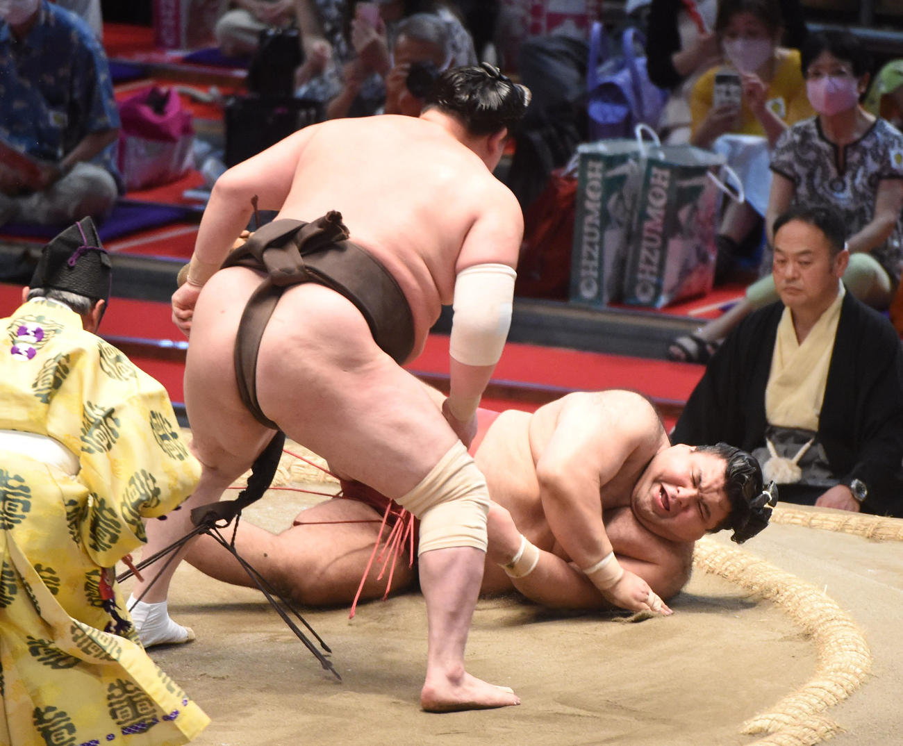 大相撲名古屋場所13日目、白鵬にとったりで敗れた高安