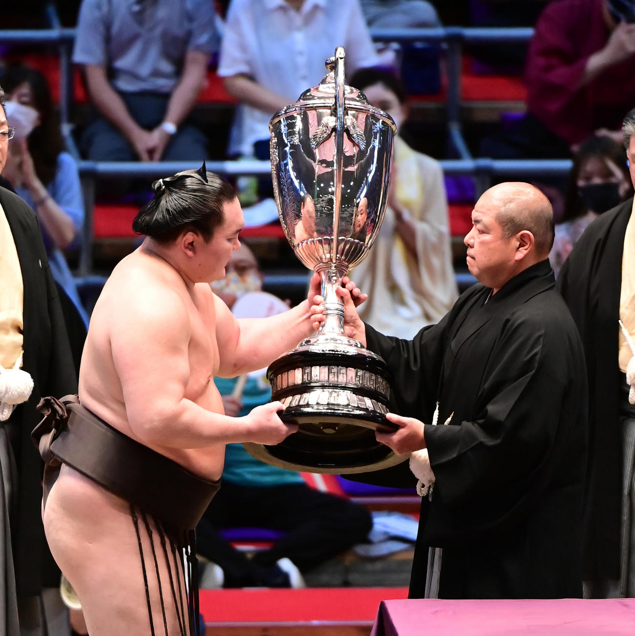 名古屋場所を制し賜杯を贈呈される白鵬（2021年7月18日撮影）