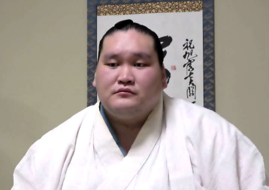 秋場所の番付発表を受けてオンラインでの会見に臨む照ノ富士