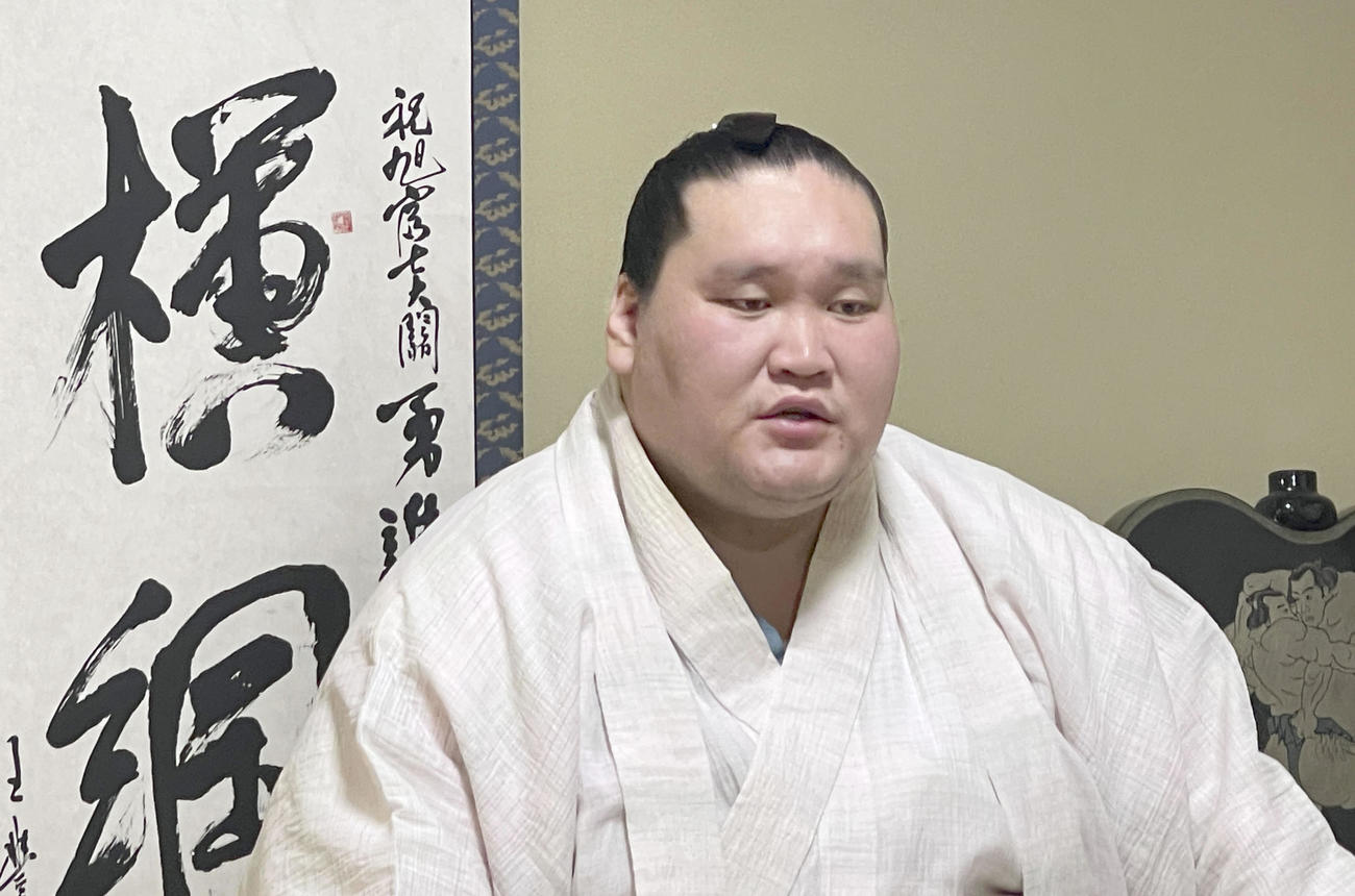 新番付が発表され、記者会見する新横綱照ノ富士＝30日、東京都江東区の伊勢ケ浜部屋（日本相撲協会提供）
