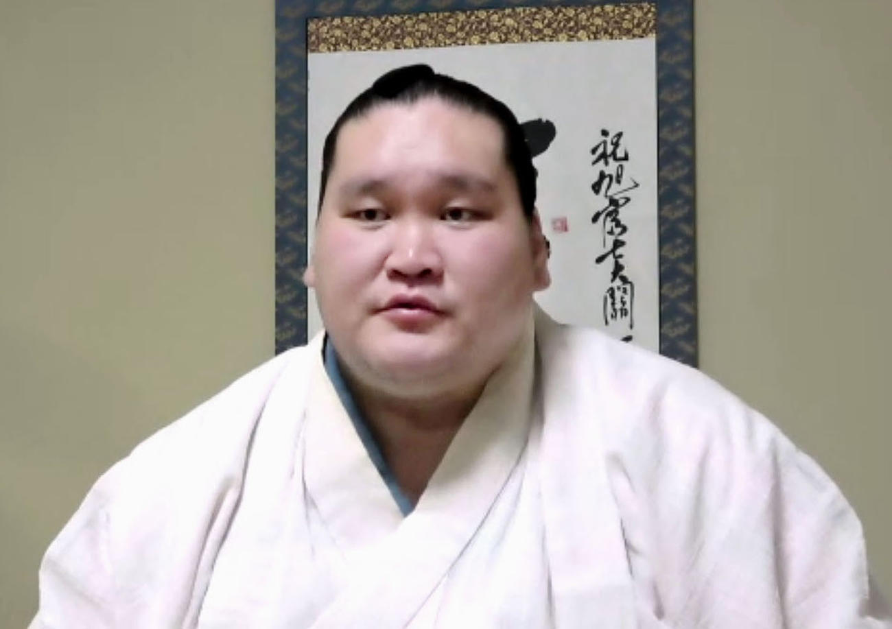 オンラインで記者会見に臨む新横綱照ノ富士＝30日（共同）