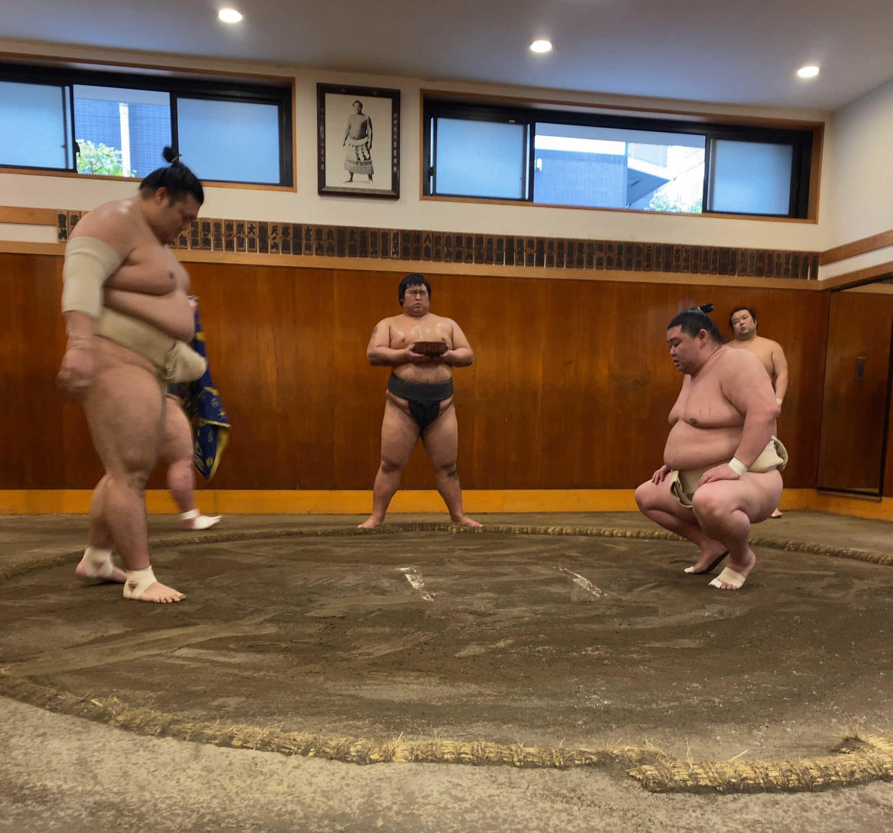 豊山（左）と三番稽古をする正代