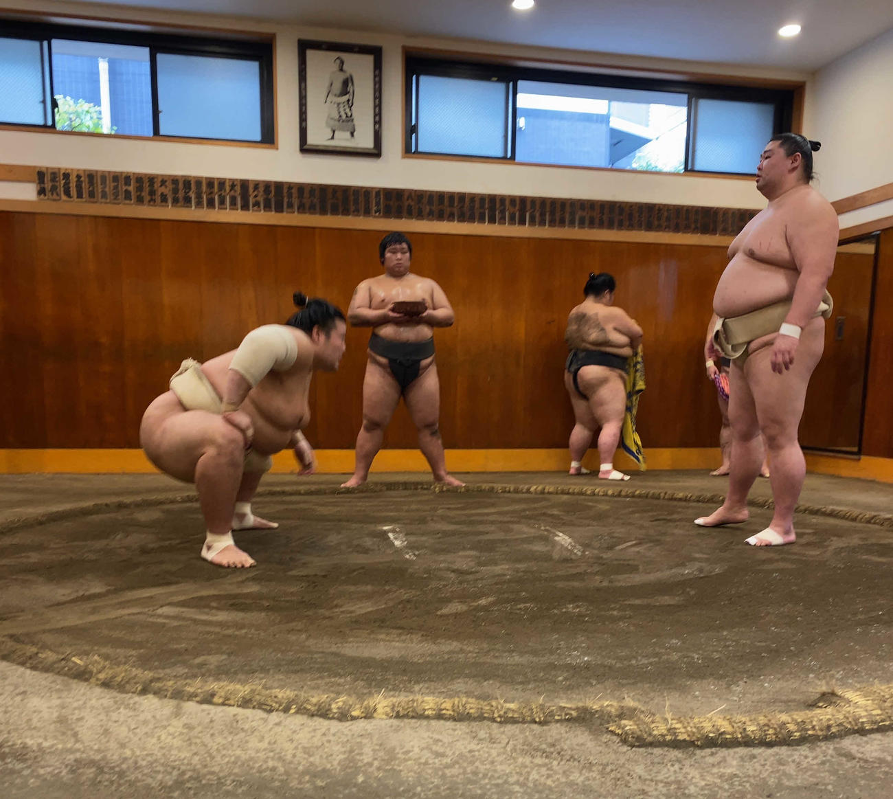 豊山（左）と三番稽古をする正代