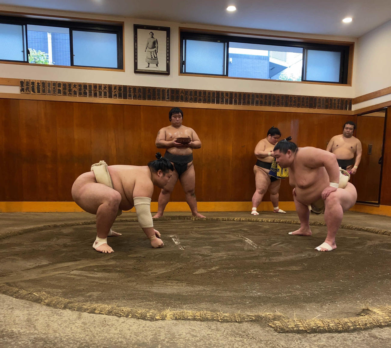 豊山（左）と三番稽古をする正代