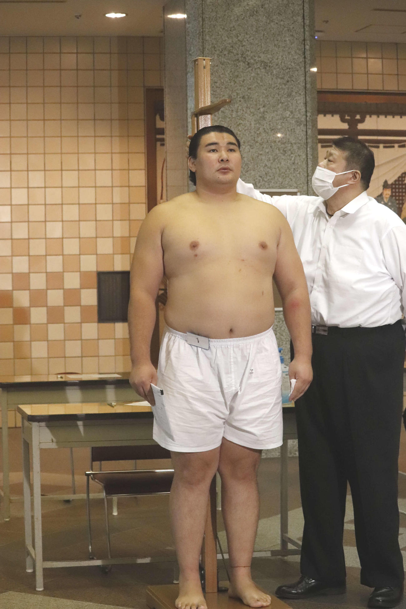 秋場所の新弟子検査で身長を計測するデルゲルバヤル（日本相撲協会提供）