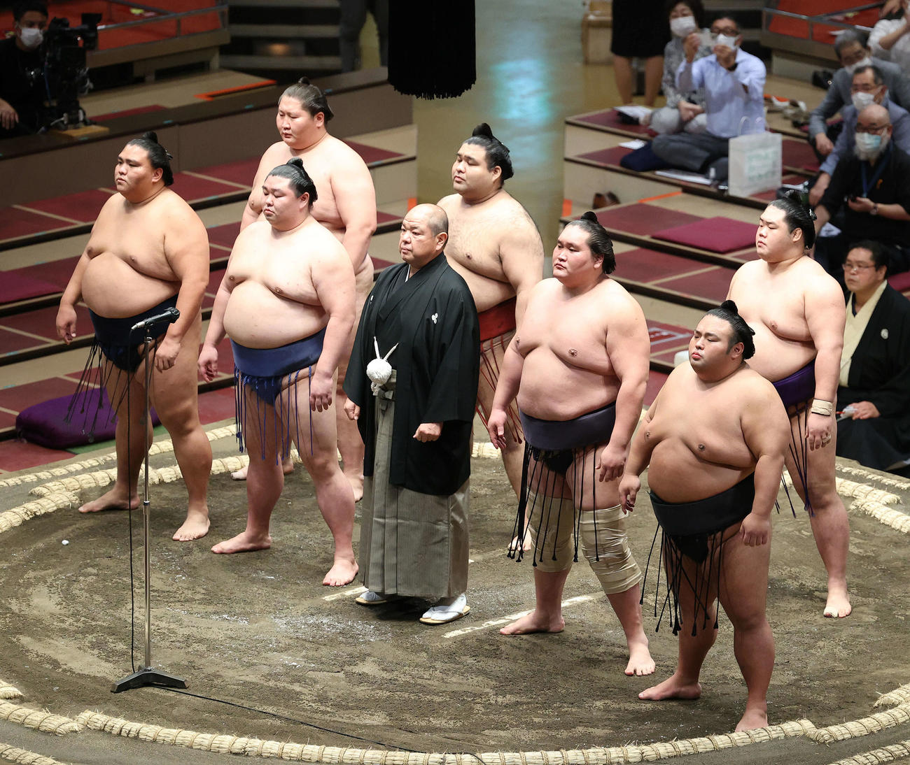 協会あいさつに臨む、前列左から御嶽海、正代、八角理事長、照ノ富士、貴景勝、後列左から逸ノ城、高安、明生（撮影・河田真司）