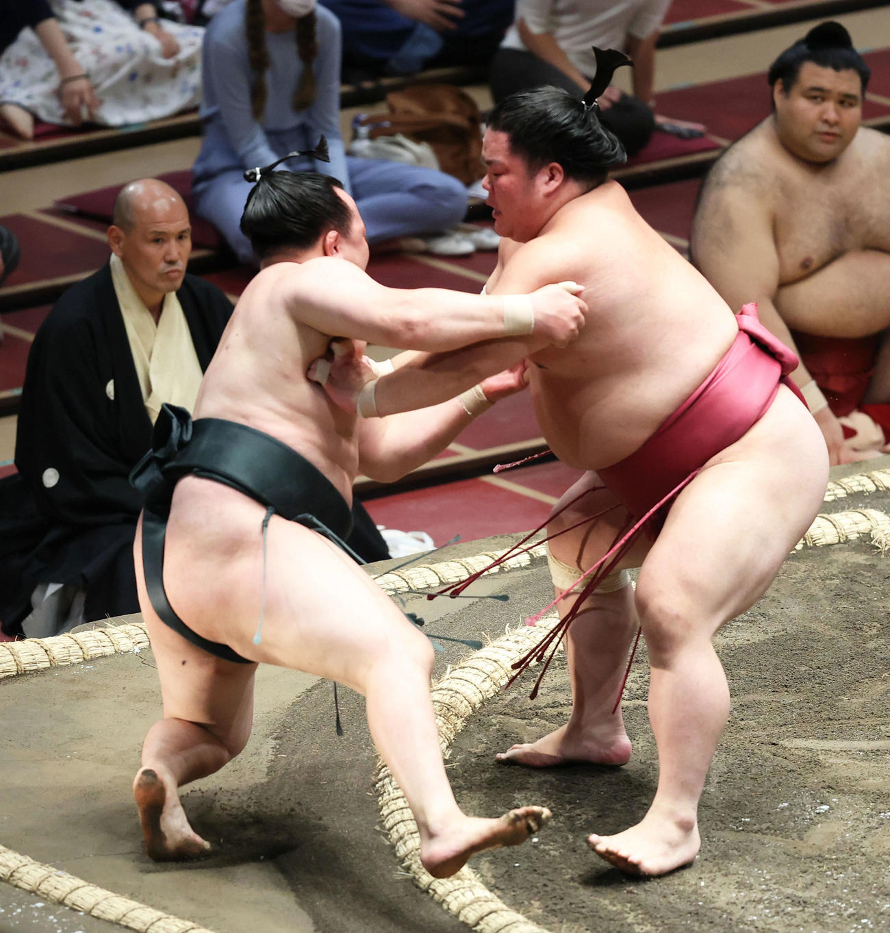 千代翔馬（左）を押し出しで破る大栄翔（撮影・河田真司）