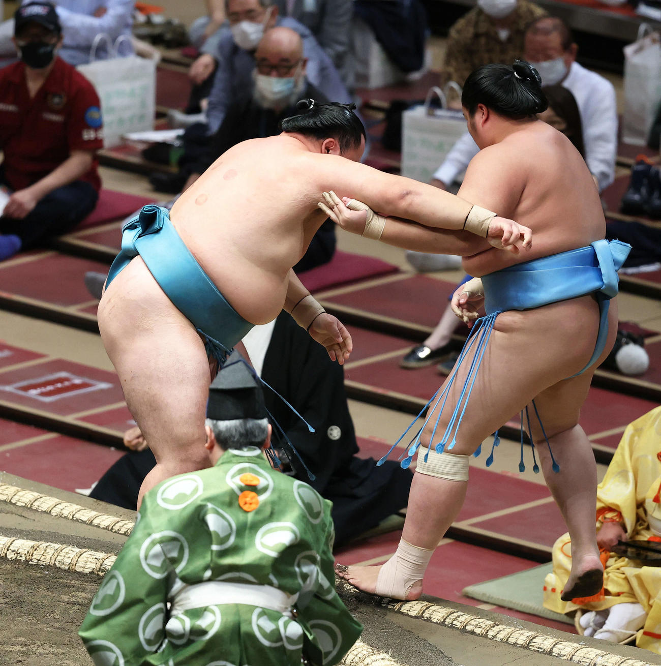 琴ノ若（右）を寄り切りで破る玉鷲（撮影・河田真司）