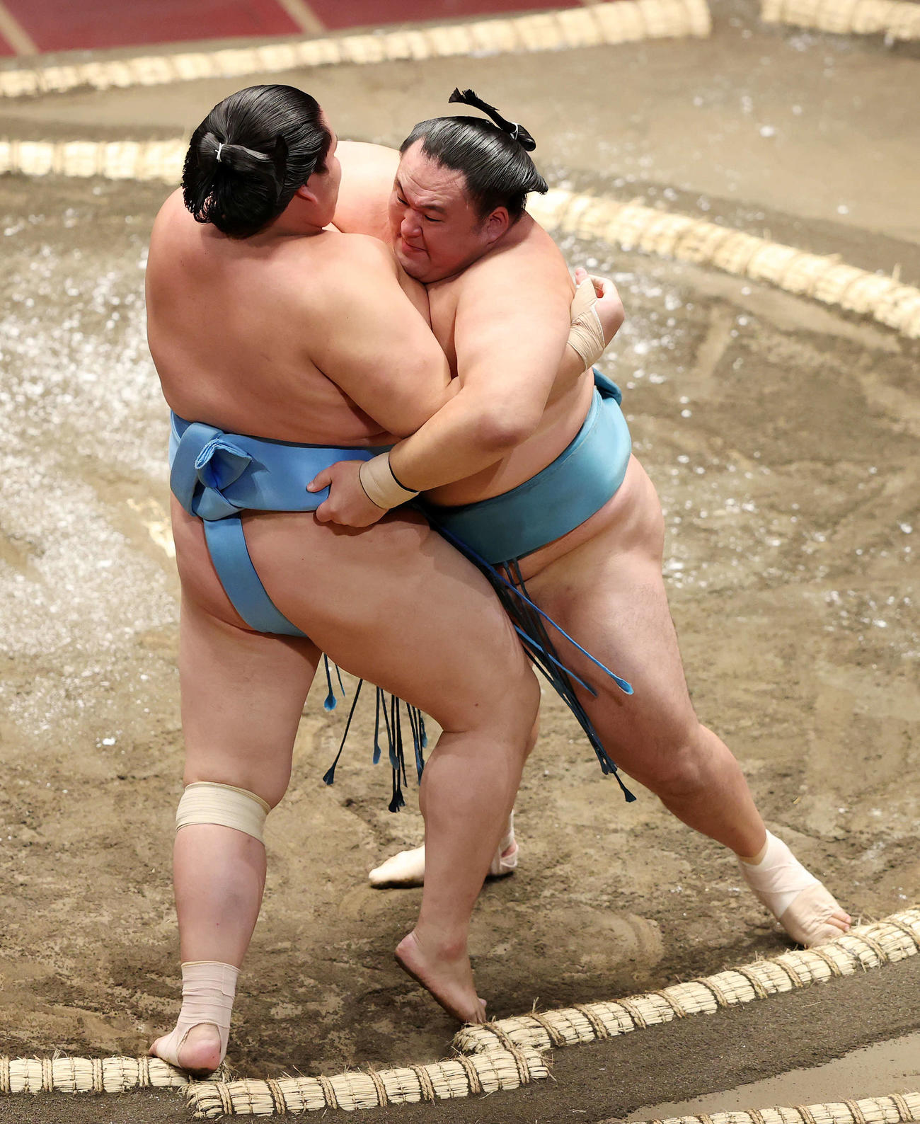 琴ノ若（左）を寄り切りで破る玉鷲（撮影・鈴木正人）