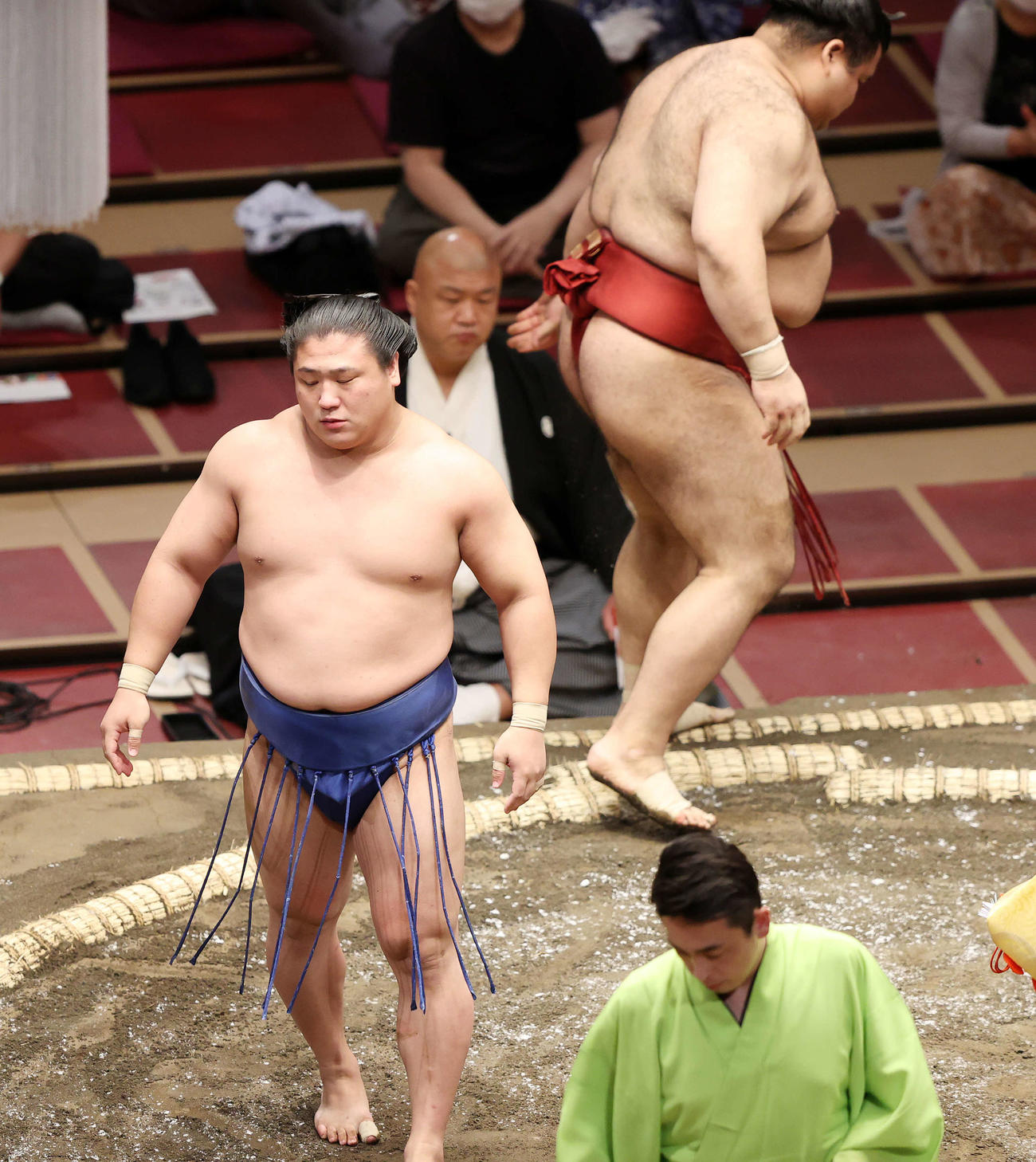 高安（右）を寄り倒しで破った若隆景（撮影・鈴木正人）