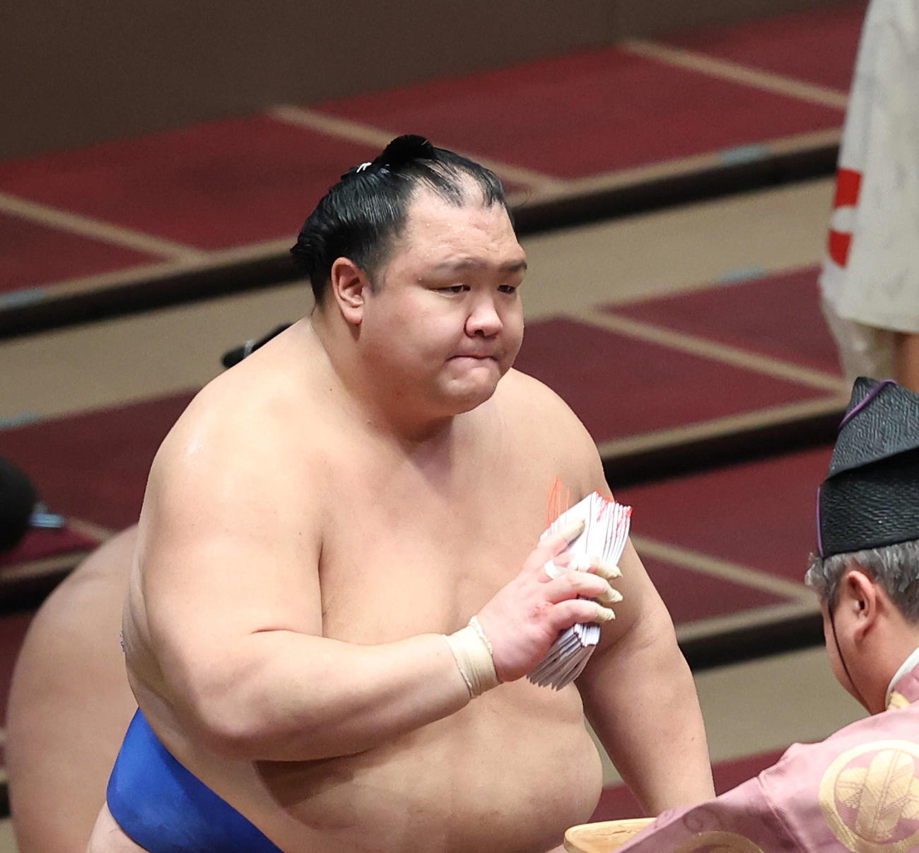 貴景勝を押し出しで破り、懸賞金の束を手にする北勝富士（撮影・河田真司）